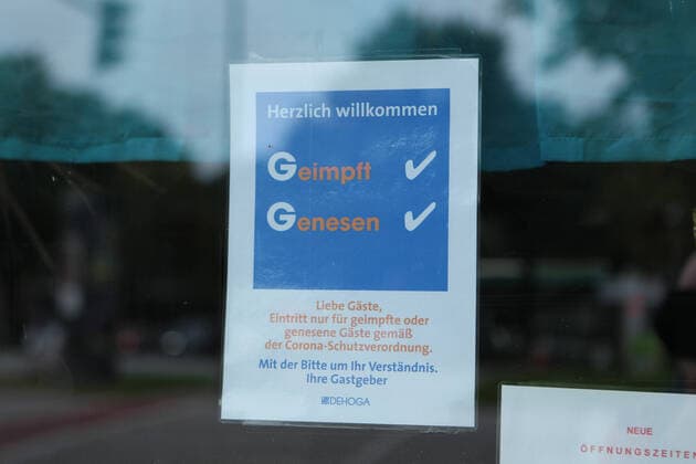 In the dirty window of a corner pub in Barmbek hangs a notice indicating that the pub only allows Covid 19 recovered or against the Corona virus vaccinated guests admission In the pub applies the so-called 2G rule, according to which unvaccinated people are not allowed to ente
