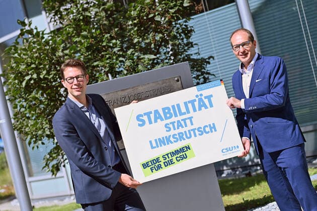 v re Alexander DOBRINDT chairman of the CSU state group in the German Bundestag , and Markus BLUME secretary general present in front of the CSU headquarters a banner with the campaign slogan STABILITAET STATT LINKSRUTSCH BOTH VOICES FOR THE CSU Press conference following video conference of the CSU presidium n at the CSU headquarters in Munich on 03 09 2021