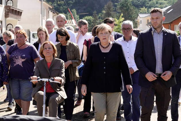 Bilder des Jahres 2021, News 09 September News Themen der Woche KW35 News Bilder des Tages Rundgang durch das von der Flut betroffene Altenburg durch die Bundeskanzlerin und Ministerpraesidentin von Rheinland-Pfalz Aktuell, 03.09.2021, Altenburg, Rundgang durch das von dem Hochwasser betroffene Ahrtal in Altenburg gemeinsam mit Bundeskanzlerin Dr. Angela Merkel und die Ministerpraesidentin von Rheinland-Pfalz Malu Dreyer Altenburg Rheinland-Pfalz Deutschland *** Tour through the flood affected Altenburg by the Chancellor and the Minister President of Rhineland-Palatinate Current, 03 09 2021, Altenburg, tour through the flood affected Ahr valley in Altenburg together with Chancellor Dr Angela Merkel and the Minister President of Rhineland-Palatinate Malu Dreyer Altenburg Rhineland-Palatinate Germany