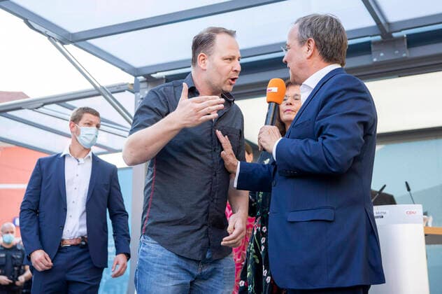 Bilder des Jahres 2021, News 09 September News Themen der Woche KW35 Querdenker Thomas Brauner und Armin Laschet bei einer Wahlkampfveranstaltung der CDU auf dem Erfurter Anger. Erfurt, 03.09.2021 *** Lateral thinkers Thomas Brauner and Armin Laschet at an election campaign event of the CDU on the Erfurt Anger Erfurt, 03 09 2021 Foto:xM.xKremerx xFuturexImage
