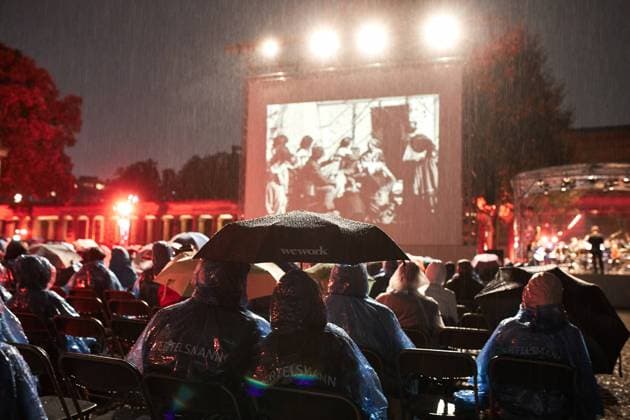 Eröffnungsabend der UFA Filmnächte Atmosphäre beim Eröffnungsabend der UFA Filmnächte mit der Welturaufführung der restaurierten Fassung von Ernst Lubitschs Meisterwerk Carmen. Vom 25. bis zum 27. August 2021 präsentieren Bertelsmann und die UFA an drei Abenden Meilensteine der Kinogeschichte - vor Publikum, Open-Air und mit Live-Musik. *** Opening night of the UFA Film Nights Atmosphere at the opening night of the UFA Film Nights with the world premiere of the restored version of Ernst Lubitschs masterpiece Carmen From August 25 to 27, 2021, Bertelsmann and UFA will present milestones of cinema history on three evenings in front of an audience, open air and with live music Copyright: xEventpressxGolejewskix