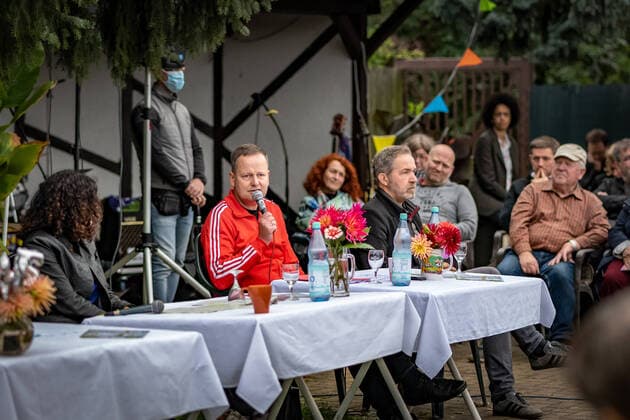 Berlin Pankow OT Prenzlauer Berg! 125 Jahre Bornholmer Gärten, Kleingartenkolonie an der Bornholmer Brücke. Politischer Frühschoppen mit den Berliner Spitzenkandidaten anläßlich Sommerfest Klaus Lederer, Sören Benn Berlin Pankow *** Berlin Pankow OT Prenzlauer Berg 125 years Bornholmer Gärten, allotment garden colony at Bornholmer Brücke Political morning pint with Berlins top candidates on the occasion of the summer festival Klaus Lederer, Sören Benn Berlin Pankow
