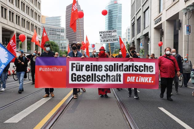 Bilder des Jahres 2021, News 09 September News Themen der Woche KW35 Entertainment Bilder des Tages News Bilder des Tages Menschen bei der Demonstration Unteilbar in Berlin am 4. September 2021. Die Protest richtet sich gegen den Klimawandel, gegen Rassismus und soziale Ungerechtigkeit. Demonstration Unteilbar in Berlin *** People at the demonstration Indivisible in Berlin on 4 September 2021 The protest is against climate change, racism and social injustice Demonstration Indivisible in Berlin