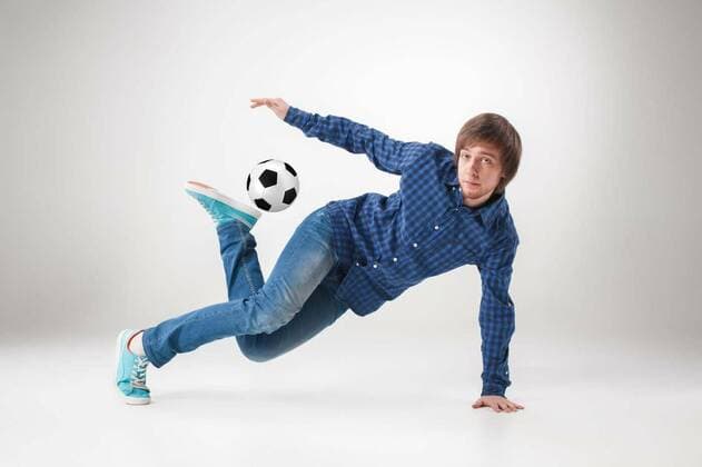 Freizeit Trend: Football Freestyle The portrait of fan with ball on gray background model released, Symbolfoto, 28.04.2016 11:51:19, Copyright: xmaster1305x Panthermedia16739020