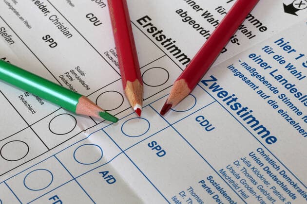 Symbolic image red red green ballot paper for the federal election on 26 September 2021 with two red and one green crayons Copyright: xx