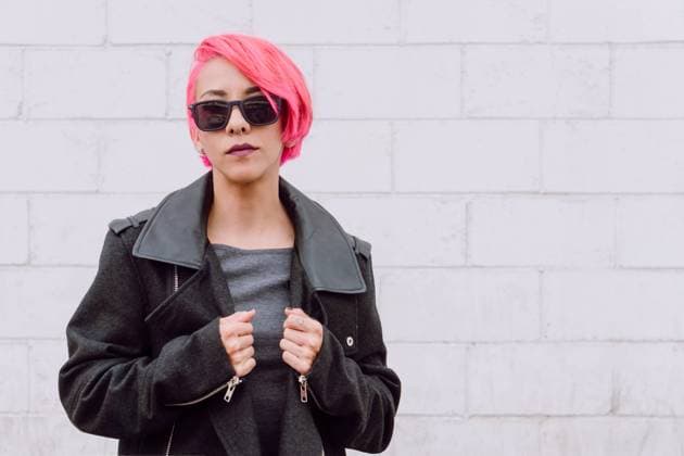 IMAGO Creative: Clickbait, Modetrends Stylish female model with pink hair in fashionable coat and sunglasses looking at camera on white brick wall, Model released JoseDeJesusSaldana_WomanWithPinkHair_7.jpg Copyright: xJosexDexJesusxSaldanax MR