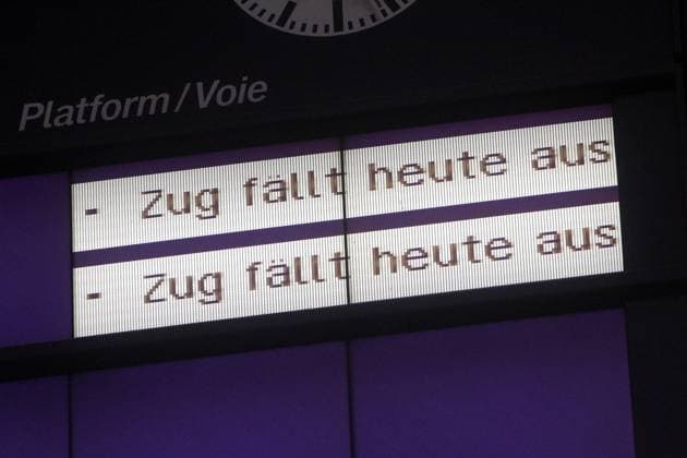 Eine Anzeigetafel zeigt während des GDL Lokführerstreiks im Hauptbahnhof München die Laufschrift Zug fällt heute aus, Bayern, Deutschland *** A display board shows the ticker Train is cancelled today during the GDL train drivers strike at Munich central station, Bavaria, Germany