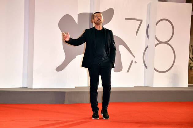 78th Venice Film Festival 2021, Red Carpet Filming Italy . Pictured Antonio Banderas  Copyright: xSimonexComix xIPAx xVeneziax2020x