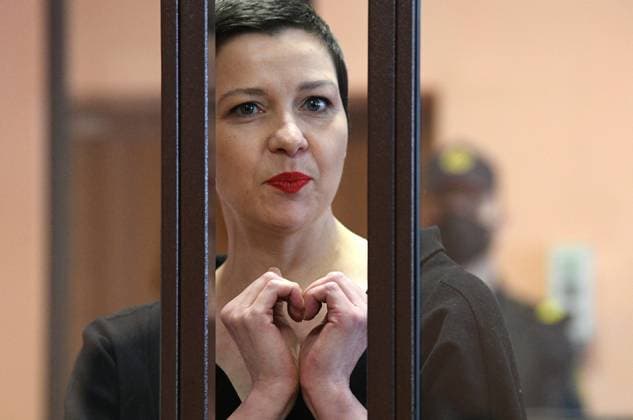 Bilder des Jahres 2021, News 09 September News Themen der Woche KW36 News Bilder des Tages Belarus Opposition Figures Trial 6644295 06.09.2021 Maria Kolesnikova, a member of the Belarusian opposition coordination council s presidium, accused of conspiring to seize state power, calling for actions aimed at causing harm to national security, and creating an extremist group, makes a heart gesture during a hearing at the Minsk District Court, Belarus. A court on Monday sentenced key opposition figure Maria Kolesnikova, who led mass protests against President Alexander Lukashenko last year, to 11 years in prison on national security charges. Maxim Znak was also handed a 10-year prison sentence. Viktor Tolochko Sputnik Minsk Belarus  Copyright: xViktorxTolochkox