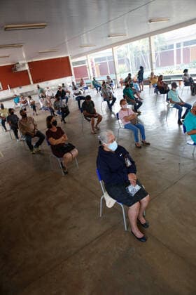 SERRANA, SP - 06.09.2021: TERCEIRA DOSE VACINA PARA IDOSOS - Seniors over 60 line up in front of the Maria Celina Walter de Assis Municipal School, in Serrana, in the interior of São Paulo. The Butantan Institute started today the application of a third dose in elderly people over 60 years old in the city of Serrana, in the interior of SP. The booster dose for this population occurs before the data from the Coronavac population-wide effectiveness study, conducted by the institute between February and May in the city, have been published. x2115637x  JoelxSilva