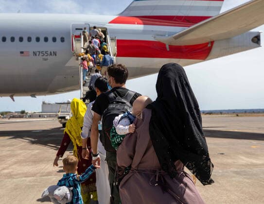Frauen unter dem Taliban Regime in Afghanistan STYLELOCATIONAfghan refugees evacuated from Kabul, board an American Airlines Boeing 777 aircraft from Naval Air Station Sigonella September 4, 2021 in Sigonella, Italy. Sigonella is serving as a holding and evacuation hub moving qualified refugees on to more permanent locations. Sigonella Italy - ZUMAp138 20210904_zaa_p138_004 Copyright: xMc2xAndreaxRumple U.S.xNavyx