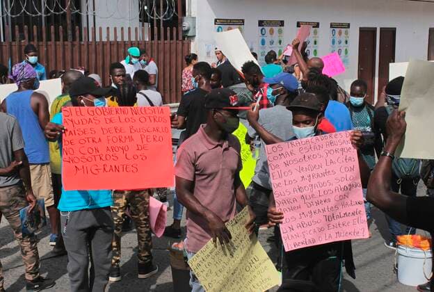 News Bilder des Tages A group of Haitian migrants protest through the streets of the municipality of Tapachula, in the state of Chiapas, Mexico, 06 September 2021. Dozens of Haitian migrants marched through the streets of the Mexican municipality of Tapachula on Monday to ask the Mexican government to provide them with documents to be able to move legally to the north of the country. Haitians march in southern Mexico and ask to streamline immigration procedures !ACHTUNG: NUR REDAKTIONELLE NUTZUNG!  Copyright: xJuanxManuelxBlancox MEX680 20210906-84b49abc2568d78a5ebfdaf2bdbb9b00da4a5b68