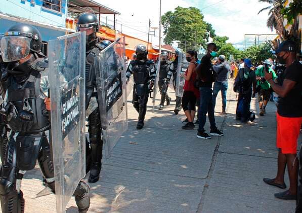 Members of the National Guard arrive at the place where a group of Haitian migrants protesting is concentrated in the municipality of Tapachula, in the state of Chiapas, Mexico, 06 September 2021. Dozens of Haitian migrants marched through the streets of the Mexican municipality of Tapachula on Monday to ask the Mexican government to provide them with documents to be able to move legally to the north of the country. Haitians march in southern Mexico and ask to streamline immigration procedures !ACHTUNG: NUR REDAKTIONELLE NUTZUNG!  Copyright: xJuanxManuelxBlancox MEX679 20210906-89b889c03da4e1e818fed4b609a913a84a70919d