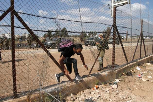 News Bilder des Tages September 6, 2021, Jenin, West Bank, Palestine: A Palestinian crosses the damaged section of the Israeli separation wall near the West Bank city of Jenin..Six Palestinian prisoners escaped from prison in Israel on Monday, leading to a widespread manhunt, Israeli authorities said. Police said in a statement that the extremely rare escape took place overnight in Gilboa Prison, a maximum security prison for Palestinian prisoners in northern Israel. Jenin Palestine - ZUMAs197 20210906_zaa_s197_128 Copyright: xNasserxIshtayehx