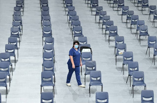 QLD CORONAVIRUS COVID19, A Health care worker is seen at the new vaccination hub at the Brisbane Entertainment Centre in Brisbane, Tuesday, September 7, 2021. The Queensland government is trying to ramp up COVID-19 vaccinations before Delta reappears in the state, after bringing another outbreak under control. ( NO ARCHIVING, EDITORIAL USE ONLY, NO USE IN BOOKS WITHOUT CONSENT BRISBANE QLD AUSTRALIA  Copyright: xDARRENxENGLANDx 20210907001573515085