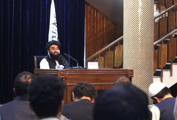 Bilder des Jahres 2021, News 09 September News Themen der Woche KW36 News Bilder des Tages (210907) -- KABUL, Sept. 7, 2021 -- Taliban spokesman Zabihullah Mujahid speaks during a press conference in Kabul, Afghanistan, Sept. 6, 2021. ( Xinhua) AFGHANISTAN-KABUL-TALIBAN SPOKESMAN-PRESS CONFERENCE STR 