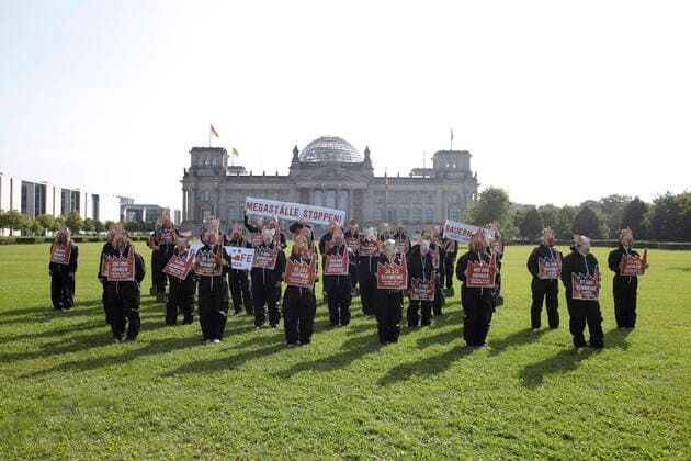 Bilder des Jahres 2021, News 09 September News Themen der Woche KW36 07.09.2021, Berlin, Deutschland - Demonstration Megastaelle stoppen Ð Bauernhoefe statt Tierfabriken! vor dem Reichstag in Berlin. Foto: Mit Tiermasken verkleidete Demonstrant:innen fordern heute vor dem Bundestag: Bauernhoefe statt Tierfabriken! Vor der Bundestagswahl treten die Vertreter:innen des ãWir haben es satt!Ò-Buendnisses fuer eine zukunftsfaehige Agrarpolitik ein. *** 07 09 2021, Berlin, Germany Demonstration Stop mega-stables Ð Farms instead of animal factories in front of the Reichstag in Berlin Photo Demonstrators dressed up in animal masks demand farms instead of animal factories in front of the Bundestag today Before the Bundestag elections, representatives of the ÒWe are fed up Ó alliance are calling for a sustainable agric