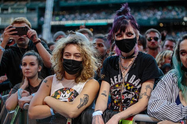 September 6, 2021, Seattle, Washington, USA: Seattle, WA - SEPTEMBER 06, 2021 : Fans enjoy Rock band Weezer s perfomance to a sold out crowd during the Hella Mega Tour at T-Mobile Park on September 06, 202 1 in Seattle, Washington. Photo Xander Deccio imageSPACE Seattle USA - ZUMAs181 20210906_zea_s181_218 Copyright: xImagespacex