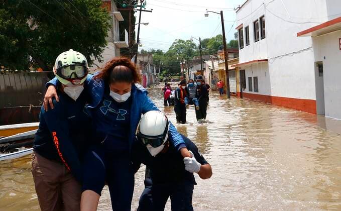 Mexiko, Überschwemmung nach Starkregen in Tula Health personnel help patients to move after being affected by heavy rains, in the city of Tula, Hidalgo state, Mexico, 07 September 2021. At least 17 people died from flooding after heavy rains at a public hospital in Tula, in central Mexico, from where dozens of patients have been evacuated with the support of federal forces. EFE David Martínez Pelcastre Heavy rain in a municipality in central Mexico causes several deaths !ACHTUNG: NUR REDAKTIONELLE NUTZUNG!  Copyright: xDavidxMartínezxPelcastrex MEX817 20210908-d478786ab9d0760dfda17707c661cebd45b78eb0