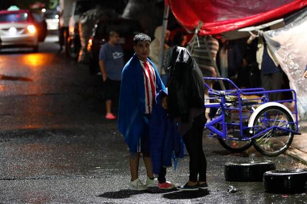 Mexiko, Schweres Erdbeben bei Acapulco Residents leave their homes due to the 6.9-magnitude earthquake that originated in the port of Acapulco, in Mexico City, Mexico, 07 September 2021. An earthquake of magnitude 6.9 was felt on Tuesday and triggered alarms in the capital, with no casualties or material damage reported so far. EFE Jose Mendez A 6.9 magnitude earthquake is felt in Mexico City !ACHTUNG: NUR REDAKTIONELLE NUTZUNG!  Copyright: xJoséxMéndezx MEX828 20210908-5070b0767b6d3a5821f746eef277b70cb73d5d56