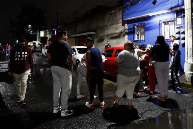 Mexiko, Schweres Erdbeben bei Acapulco Residents leave their homes due to the 6.9-magnitude earthquake that originated in the port of Acapulco, in Mexico City, Mexico, 07 September 2021. An earthquake of magnitude 6.9 was felt on Tuesday and triggered alarms in the capital, with no casualties or material damage reported so far. EFE Jose Mendez A 6.9 magnitude earthquake is felt in Mexico City !ACHTUNG: NUR REDAKTIONELLE NUTZUNG!  Copyright: xJoséxMéndezx MEX830 20210908-b90cd90e8ce7b6fae942ec1ca44ba81986dab12e