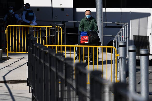 SYDNEY AIRPORT STOCK, A return traveler prepares to board a quarantine bus at Sydney International Airport in Sydney, Wednesday, September 8, 2021. ( NO ARCHIVING, EDITORIAL USE ONLY, NO USE IN BOOKS WITHOUT CONSENT SYDNEY NSW AUSTRALIA  Copyright: xJOELxCARRETTx 20210908001573838612