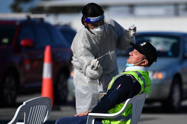 SYDNEY AIRPORT STOCK, A airline worker is tested pop-up COVID-19 testing centre at Sydney International Airport in Sydney, Wednesday, September 8, 2021. ( NO ARCHIVING, EDITORIAL USE ONLY, NO USE IN BOOKS WITHOUT CONSENT SYDNEY NSW AUSTRALIA  Copyright: xJOELxCARRETTx 20210908001573847871