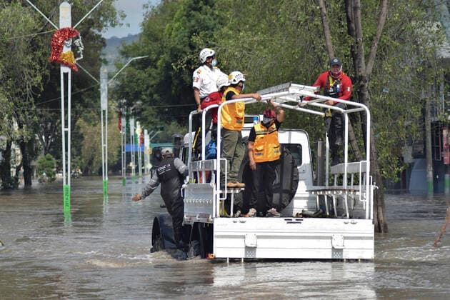 Mexiko, Überschwemmung nach Starkregen in Tula (210908) -- HIDALGO, Sept. 8, 2021 -- Rescuers cross a water-logged road on a vehicle in Tula of Hidalgo, Mexico, Sept. 7, 2021. Floods killed 17 patients in a hospital following heavy rains in Tula, a city in the central Mexican state of Hidalgo, authorities said Tuesday. (Photo by Xinhua) MEXICO-HIDALGO-HOSPITAL-FLOOD FranciscoxVilleda 