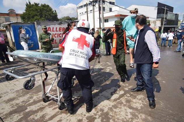 Mexiko, Überschwemmung nach Starkregen in Tula (210908) -- HIDALGO, Sept. 8, 2021 -- Rescuers carry a man after evacuating him from the flood-hit General Hospital of Zone No. 5 of the Mexican Social Security Institute in Tula of Hidalgo, Mexico, Sept. 7, 2021. Floods killed 17 patients in a hospital following heavy rains in Tula, a city in the central Mexican state of Hidalgo, authorities said Tuesday. (Photo by Xinhua) MEXICO-HIDALGO-HOSPITAL-FLOOD FranciscoxVilleda 