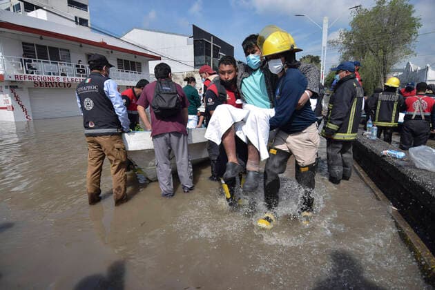 Mexiko, Überschwemmung nach Starkregen in Tula (210908) -- HIDALGO, Sept. 8, 2021 -- Rescuers carry a man after evacuating him from the flood-hit General Hospital of Zone No. 5 of the Mexican Social Security Institute in Tula of Hidalgo, Mexico, Sept. 7, 2021. Floods killed 17 patients in a hospital following heavy rains in Tula, a city in the central Mexican state of Hidalgo, authorities said Tuesday. (Photo by Xinhua) MEXICO-HIDALGO-HOSPITAL-FLOOD FranciscoxVilleda 