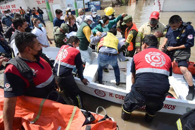 Mexiko, Überschwemmung nach Starkregen in Tula (210908) -- HIDALGO, Sept. 8, 2021 -- Rescuers carry a woman after evacuating her from the flood-hit General Hospital of Zone No. 5 of the Mexican Social Security Institute in Tula of Hidalgo, Mexico, Sept. 7, 2021. Floods killed 17 patients in a hospital following heavy rains in Tula, a city in the central Mexican state of Hidalgo, authorities said Tuesday. (Photo by Xinhua) MEXICO-HIDALGO-HOSPITAL-FLOOD FranciscoxVilleda 