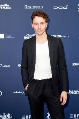 DEUTSCHER SCHAUSPIELPREIS 2021 award ceremony Jonathan Berlin on the red carpet at the German Acting Award ceremony at Spindler Klatt in Berlin Copyright: xEventpressxGolejewskix