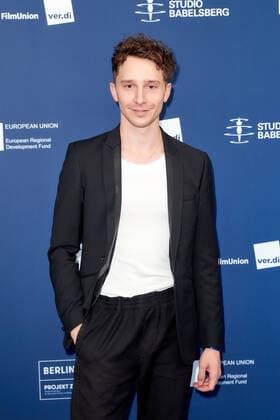 DEUTSCHER SCHAUSPIELPREIS 2021 award ceremony Jonathan Berlin on the red carpet at the German Acting Award ceremony at Spindler Klatt in Berlin Copyright: xEventpressxGolejewskix