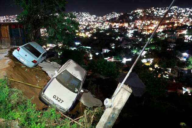 Mexiko, Schweres Erdbeben bei Acapulco Two cars on the verge of fall due to the 7.1 earthquake in Acapulco, Mexico, 07 September 2021. An earthquake of magnitude 7.1 was felt on Tuesday and triggered alarms in the capital, with no casualties or material damage reported so far. EFE David Guzman A 7.1 magnitude earthquake is felt in Acapulco !ACHTUNG: NUR REDAKTIONELLE NUTZUNG!  Copyright: xDavidxGuzmanx MEX914 20210908-0a2826fea8a7d3cc847726a8cf65143ba09bd918