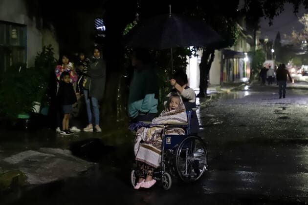 Mexiko, Schweres Erdbeben bei Acapulco (210908) -- MEXICO CITY, Sept. 8, 2021 -- People are seen on the street after an earthquake in Nezahualcoyotl, Mexico, on Sept. 7, 2021. A 7.1-magnitude earthquake hit the Mexican southern coastal city of Acapulco, Guerrero state on Tuesday night, with tremors felt here in the Mexican capital, reported the National Seismological Service (SSN). (Photo by Xinhua) MEXICO-NEZAHUALCOYOTL-EARTHQUAKE QuetzallixBlanco 