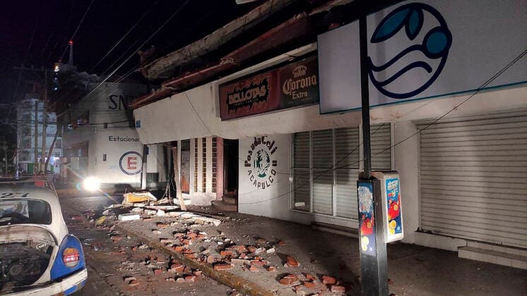 Mexiko, Schweres Erdbeben bei Acapulco (210908) -- ACAPULCO, Sept. 8, 2021 -- Damages are seen after an earthquake in Acapulco, state of Guerrero, Mexico, on Sept. 7, 2021. A 7.1-magnitude earthquake hit the Mexican southern coastal city of Acapulco, Guerrero state on Tuesday night, with tremors felt here in the Mexican capital, reported the National Seismological Service (SSN). (Photo by Xinhua) MEXICO-ACAPULCO-EARTHQUAKE JesusxEspinosa 