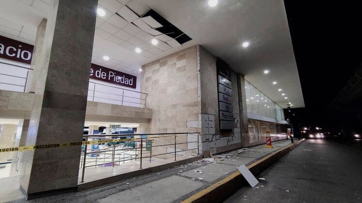 Mexiko, Schweres Erdbeben bei Acapulco (210908) -- ACAPULCO, Sept. 8, 2021 -- Damages are seen after an earthquake in Acapulco, state of Guerrero, Mexico, on Sept. 7, 2021. A 7.1-magnitude earthquake hit the Mexican southern coastal city of Acapulco, Guerrero state on Tuesday night, with tremors felt here in the Mexican capital, reported the National Seismological Service (SSN). (Photo by Xinhua) MEXICO-ACAPULCO-EARTHQUAKE JesusxEspinosa 