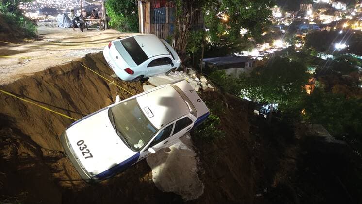 Mexiko, Schweres Erdbeben bei Acapulco (210908) -- ACAPULCO, Sept. 8, 2021 -- Damages are seen after an earthquake in Acapulco, state of Guerrero, Mexico, on Sept. 8, 2021. At least one person was killed after a 7.1 magnitude earthquake hit the southern Mexican coastal city of Acapulco in Guerrero state on Tuesday night, officials said. Tremors were felt hundreds of kilometers away in the Mexican capital as buildings rocked and swayed in Mexico City (Photo by Xinhua) MEXICO-ACAPULCO-EARTHQUAKE JesusxEspinosa 