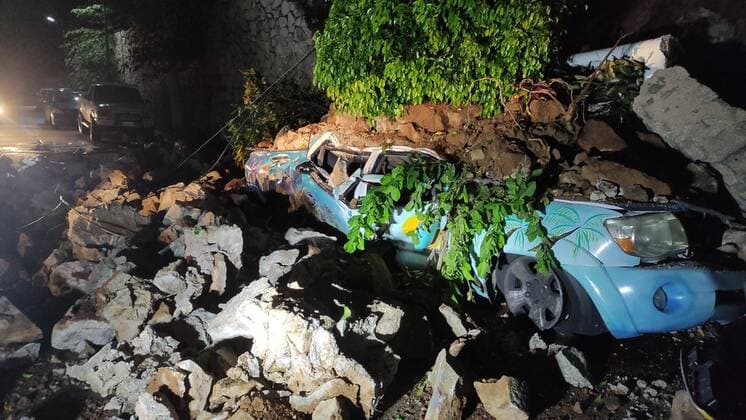 Mexiko, Schweres Erdbeben bei Acapulco (210908) -- ACAPULCO, Sept. 8, 2021 -- Damages are seen after an earthquake in Acapulco, state of Guerrero, Mexico, on Sept. 7, 2021. At least one person was killed after a 7.1 magnitude earthquake hit the southern Mexican coastal city of Acapulco in Guerrero state on Tuesday night, officials said. Tremors were felt hundreds of kilometers away in the Mexican capital as buildings rocked and swayed in Mexico City (Photo by Xinhua) MEXICO-ACAPULCO-EARTHQUAKE JesusxEspinosa 