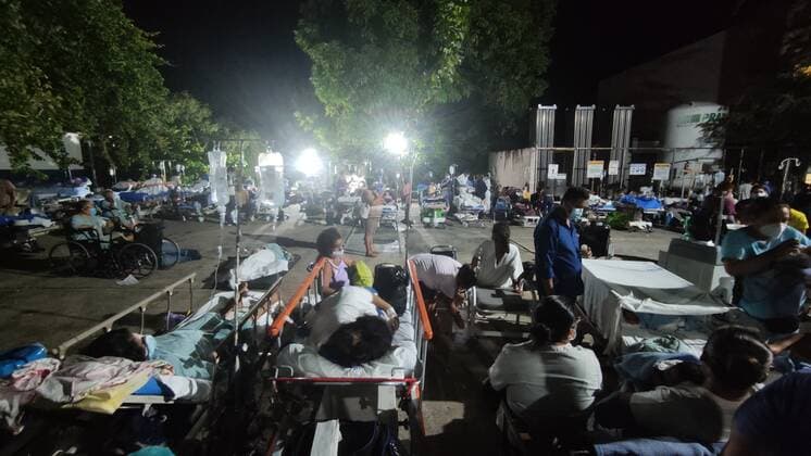 Mexiko, Schweres Erdbeben bei Acapulco (210908) -- ACAPULCO, Sept. 8, 2021 -- Medical staff and patients gather outside a hospital after an earthquake in Acapulco, state of Guerrero, Mexico, on Sept. 8, 2021. At least one person was killed after a 7.1 magnitude earthquake hit the southern Mexican coastal city of Acapulco in Guerrero state on Tuesday night, officials said. Tremors were felt hundreds of kilometers away in the Mexican capital as buildings rocked and swayed in Mexico City (Photo by Xinhua) MEXICO-ACAPULCO-EARTHQUAKE JesusxEspinosa 