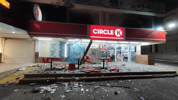 Mexiko, Schweres Erdbeben bei Acapulco (210908) -- ACAPULCO, Sept. 8, 2021 -- Damages are seen after an earthquake in Acapulco, state of Guerrero, Mexico, on Sept. 7, 2021. At least one person was killed after a 7.1 magnitude earthquake hit the southern Mexican coastal city of Acapulco in Guerrero state on Tuesday night, officials said. Tremors were felt hundreds of kilometers away in the Mexican capital as buildings rocked and swayed in Mexico City (Photo by Xinhua) MEXICO-ACAPULCO-EARTHQUAKE JesusxEspinosa 