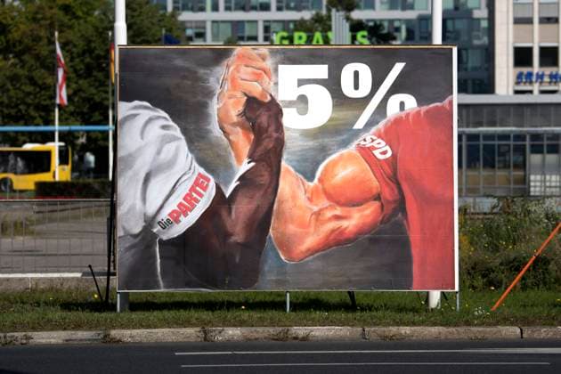 Die Partei Wahlkampf DEU, Deutschland, Germany, Berlin, 03.09.2021 Plakat der satirischen Partei Die Partei von Martin Sonneborn mit slogan Wahlkampf gegen die Fuenf Prozent Huerde un gegen die SPD zur Bundestagswahl am 26.September 2021 in Berlin. en: Poster of the party The Party election campaign against the five percent hurdle and against the SPD for the general election in september 2021 in Berlin, Germany *** The Party election campaign DEU, Deutschland, Germany, Berlin, 03 09 2021 Poster of the satirical party The Party of Martin Sonneborn with slogan election campaign against the five percent hurdle and against the SPD for the general election in september 26, 2021 in Berlin, Germany en Poster of the party The Party election campa