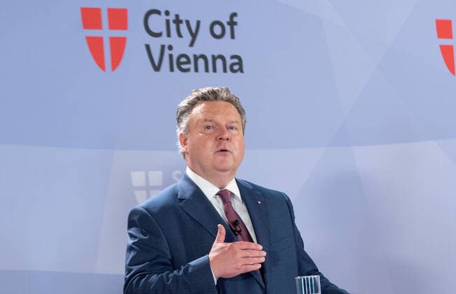 20210908 Press statement of the mayor of Vienna concerning the Corona measures VIENNA, AUSTRIA - SEPTEMBER 8: Governor and mayor of Vienna Michael Ludwig (SPOE) at a press statement concerning the Corona measures of Vienna at City Hall on September 8, 2021 in Vienna, Austria. WIEN, OESTERREICH - 8. SEPTEMBER: Landeshauptmann und Buergermeister von Wien Michael Ludwig (SPOE) bei einem Pressestatment zu den Corona Massnahmen nach den Bund-Lander-Gipfel im Rathaus am 8. September 2021 in Wien, Oesterreich. 210908_SEPA_32_066 Copyright: xMartinxJuenx SEPAxMedia