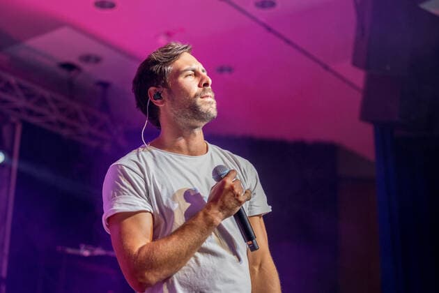 The German singer and songwriter Max Giesinger with his program Endlich Akustik at the live performance in the BonnLive Kulturgarten in the Brückenforum Bonn, 08 09 2021 BonnLive is a cooperation between the fünfdrei event agency and Rheinevents Bonn Beuel NRW Germany