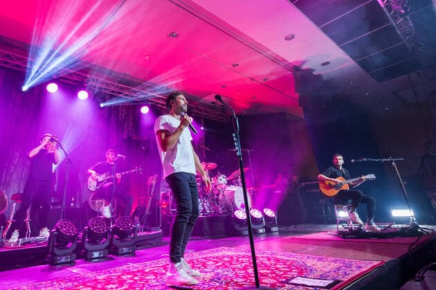 The German singer and songwriter Max Giesinger with his program Endlich Akustik at the live performance in the BonnLive Kulturgarten in the Brückenforum Bonn, 08 09 2021 BonnLive is a cooperation between the fünfdrei event agency and Rheinevents Bonn Beuel NRW Germany