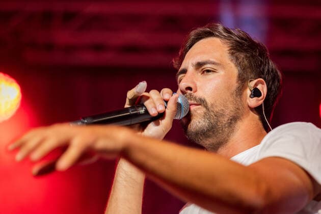 The German singer and songwriter Max Giesinger with his program Endlich Akustik at the live performance in the BonnLive Kulturgarten in the Brückenforum Bonn, 08 09 2021 BonnLive is a cooperation between the fünfdrei event agency and Rheinevents Bonn Beuel NRW Germany