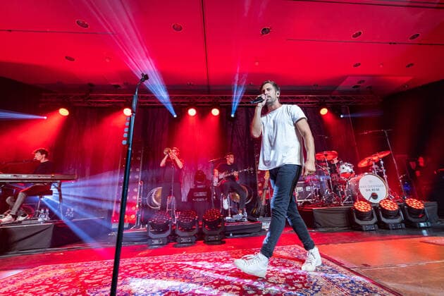 The German singer and songwriter Max Giesinger with his program Endlich Akustik at the live performance in the BonnLive Kulturgarten in the Brückenforum Bonn, 08 09 2021 BonnLive is a cooperation between the fünfdrei event agency and Rheinevents Bonn Beuel NRW Germany