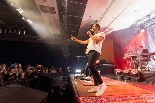 The German singer and songwriter Max Giesinger with his program Endlich Akustik at the live performance in the BonnLive Kulturgarten in the Brückenforum Bonn, 08 09 2021 BonnLive is a cooperation between the fünfdrei event agency and Rheinevents Bonn Beuel NRW Germany