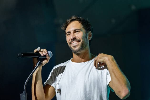 The German singer and songwriter Max Giesinger with his program Endlich Akustik at the live performance in the BonnLive Kulturgarten in the Brückenforum Bonn, 08 09 2021 BonnLive is a cooperation between the fünfdrei event agency and Rheinevents Bonn Beuel NRW Germany