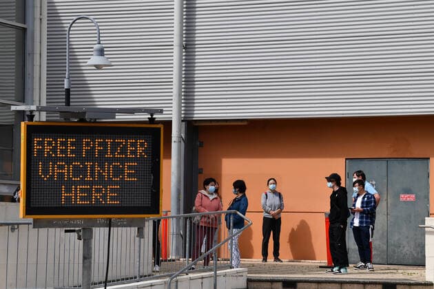 NSW CORONAVIRUS COVID19, Members of the public wait in line at a Covid-19 vaccine pop-up vaccination clinic at Marrickville, Sydney, Thursday, September 9, 2021. Glebe, Waterloo, Redfern and Marrickville have been identified by health officials as suburbs of concern, with rising COVID-19 cases and low vaccination rates. ( NO ARCHIVING, EDITORIAL USE ONLY, NO USE IN BOOKS WITHOUT CONSENT SYDNEY NSW AUSTRALIA  Copyright: xJOELxCARRETTx 20210909001574154785